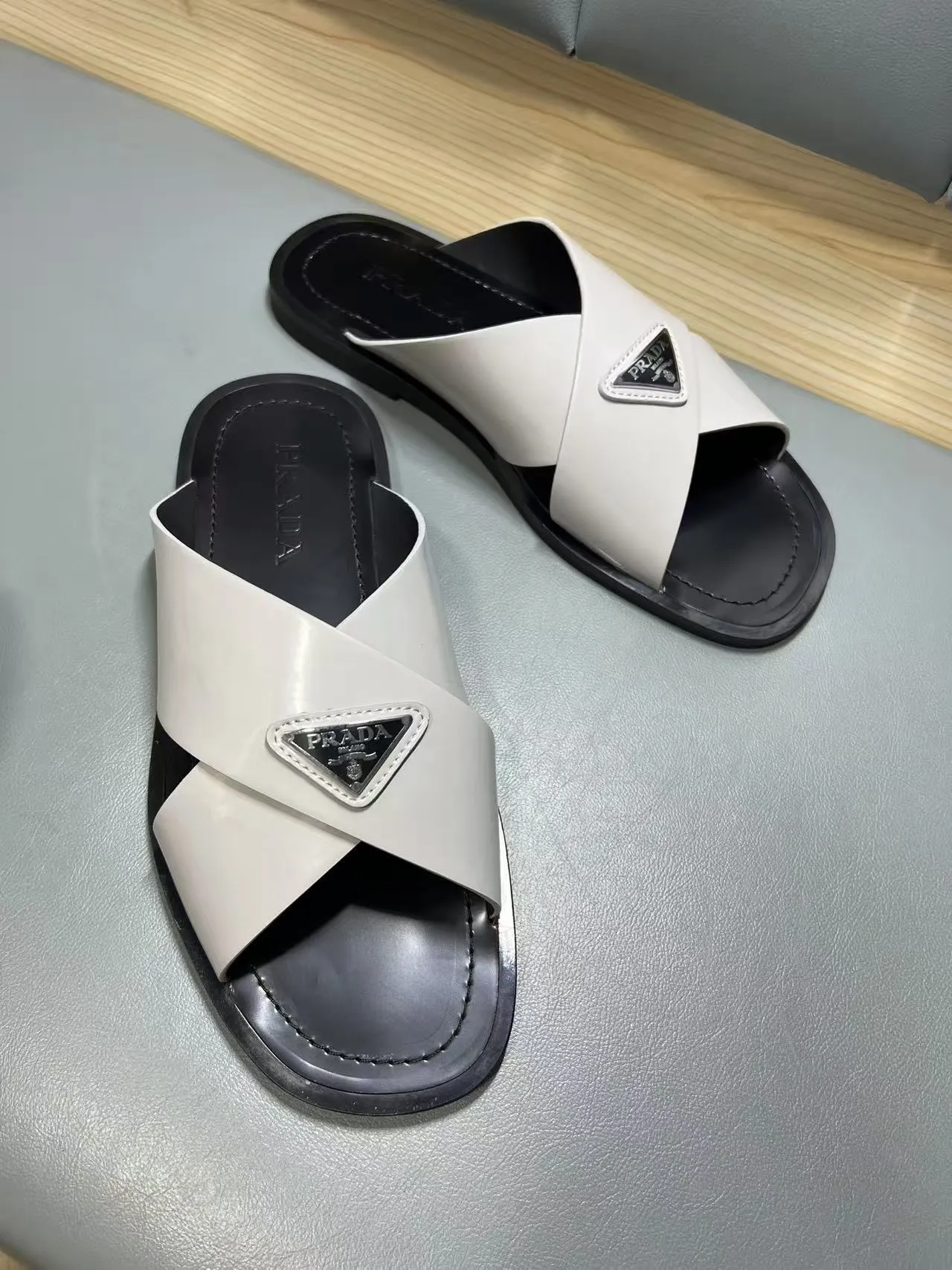 340💰PRADA Prada’s latest slippers are synchronized with the official website. This slipper is made of the brand’s unique and iconic Saffiano leather. The brand logo jumps out from the double straps, and the brand style is clearly visible. Cowhide gives men elegant charm and functional design, making it an ideal choice for vacation and leisure. Size:38-45